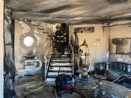 اندلاع حريق داخل مبنى سكني في كفرقاسم والطواقم تعمل على تخليص 12 عالقًا